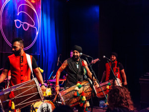 Na festivalu Slunovrat v Opavě vystoupí britská kapela The Dhol Fundation