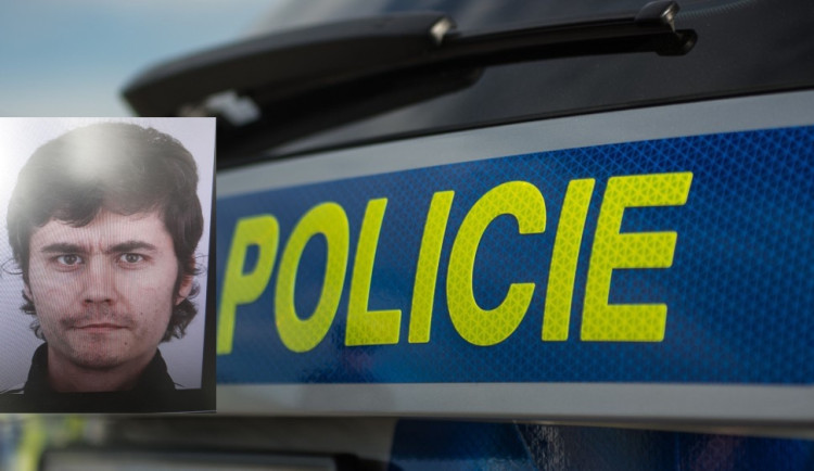 Policie hledá nebezpečného muže. Nesnažte se jej zadržet, vyzývá.