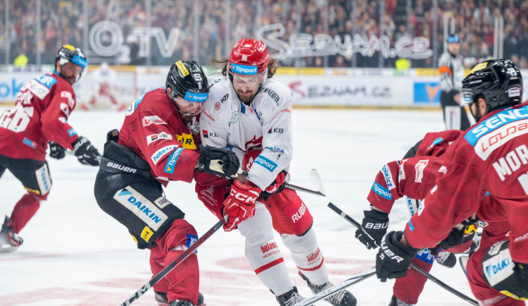 Třinecký hokejista Voženílek dostal dvouzápasový trest za faul na Chlapíka.