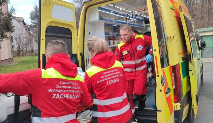 Při převrácení malého traktoru u Darkovic na Opavsku se zranili dva muži