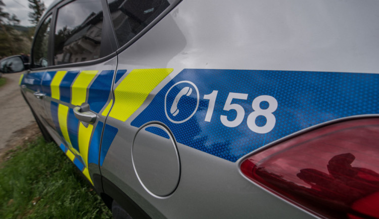 Tragická nehoda na Bruntálsku. Dvaasedmdesátiletý cyklista zemřel po nárazu do plotu