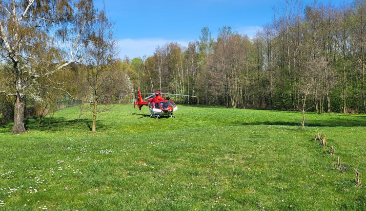 Dvanáct nehod cyklistů během jediného víkendu. Senior na elektrokole nepřežil náraz do plotu.
