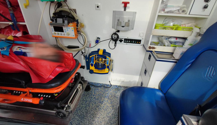 Žena se vážně poranila na koloběžce. Do nemocnice ji transportoval vrtulník.