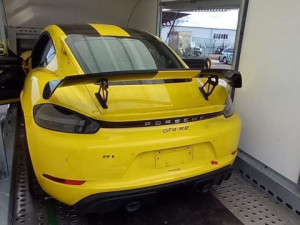 Podezřelý přívěs na parkovišti ukrýval ukradené Porsche z Německa