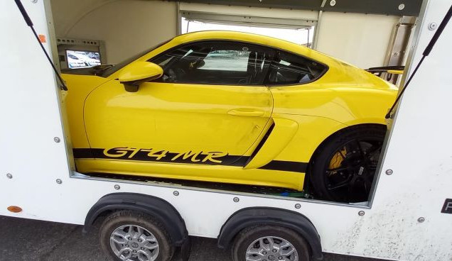 Podezřelý přívěs na parkovišti ukrýval ukradené Porsche z Německa.