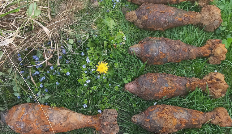 Výkopové práce odhalily nevybuchlé miny a granát. Vše se obešlo bez evakuace osob.