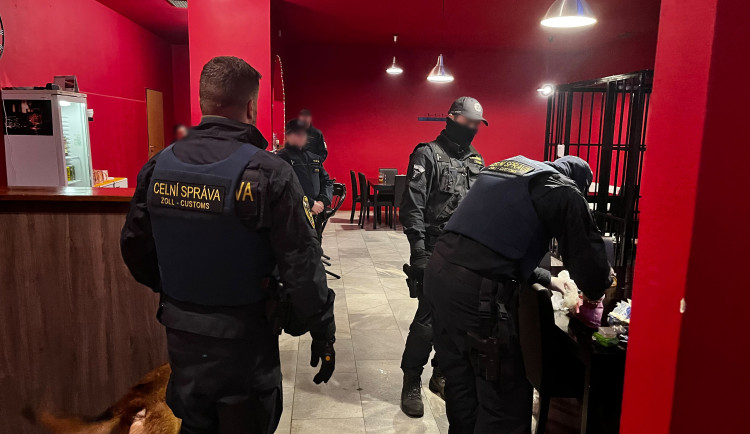 Automaty a peníze z nelegálních heren propadly státu. Stíhané jsou dvě firmy