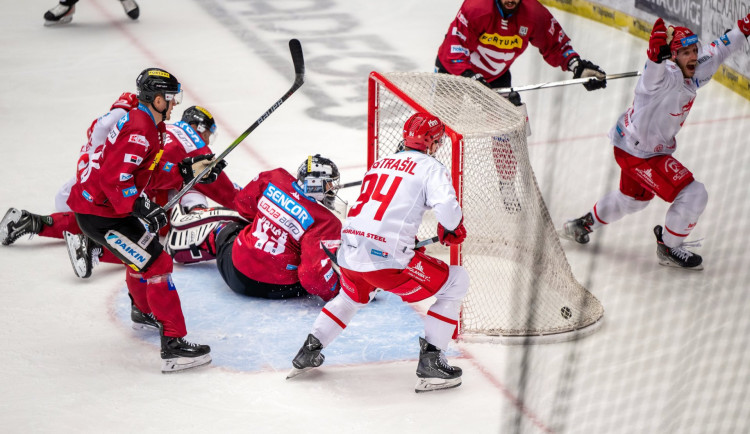 Hokejisté Třince se pokusí doma potřetí porazit Spartu a srovnat sérii.