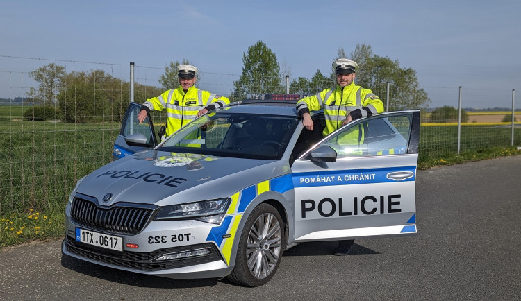 Služba, na kterou dvojice policistů nezapomene. Společně pomáhali při porodu na dálnici.