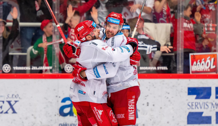 Třinec vyrovnal proti Spartě sekundu před koncem a vynutil si sedmé semifinále.