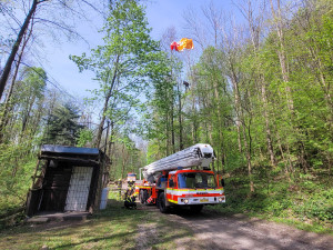 Hasiči sundávali paraglidistu ze stromu. Událost zaměstnala dvě jednotky hasičů