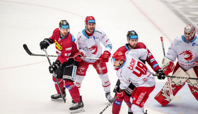 Spartu a Třinec čeká v sobotu klíčový boj o finále, sedmý duel začne ve 13 hodin.