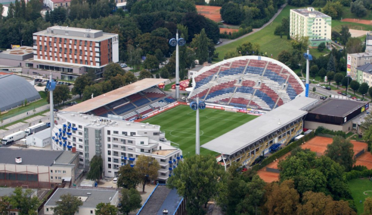 Rudé cákance a uříznuté prasečí hlavy. Olomouc zaskočila hororová scéna před stadionem Sigmy