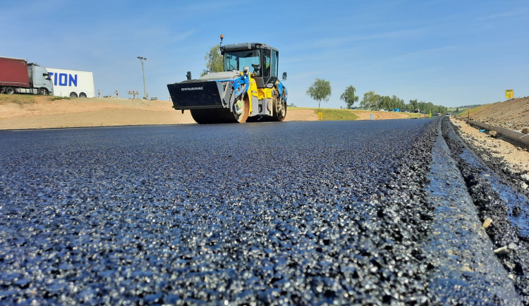 Na dálnici D1 se budou opravovat tři mosty, oprava prvního u Bravantic už začala.