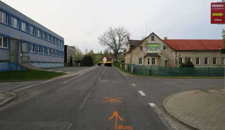 Řidič auta ohrozil autobus s cestujícími a ujel. Několik lidí se zranilo