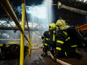 V Ostravě hořela střecha haly společnosti Vítkovice Steel, škoda 700 tisíc korun
