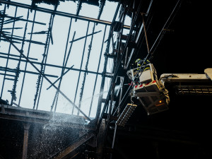 V Ostravě hořela střecha haly společnosti Vítkovice Steel, škoda 700 tisíc korun