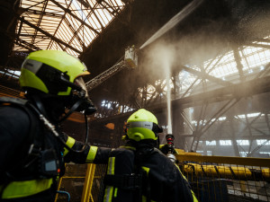 V Ostravě hořela střecha haly společnosti Vítkovice Steel, škoda 700 tisíc korun