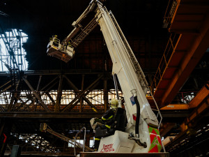 V Ostravě hořela střecha haly společnosti Vítkovice Steel, škoda 700 tisíc korun