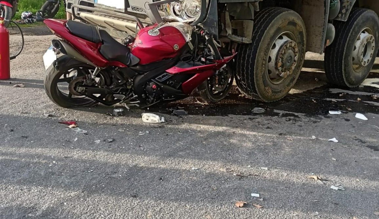 Další vážně zraněný motocyklista. Do nemocnice ho transportoval vrtulník.