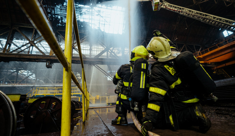 V Ostravě hořela střecha haly společnosti Vítkovice Steel, škoda 700 tisíc korun.