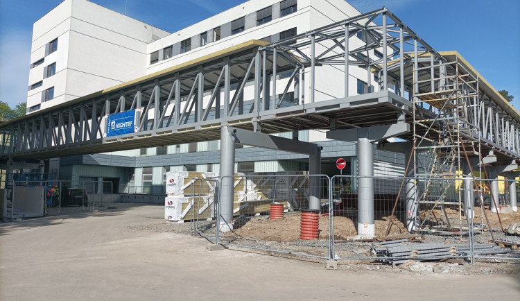 Slezská nemocnice bude mít do konce roku první část nadzemních koridorů