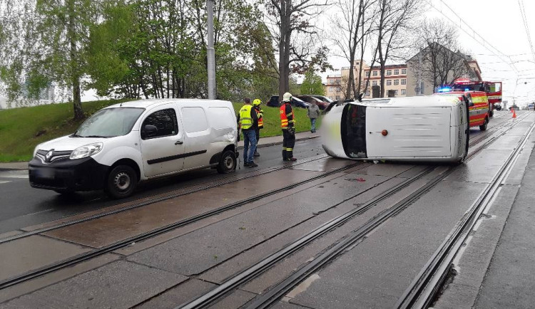 Převrácené vozidlo v Žitavské ulici zastavilo tramvaje i automobily