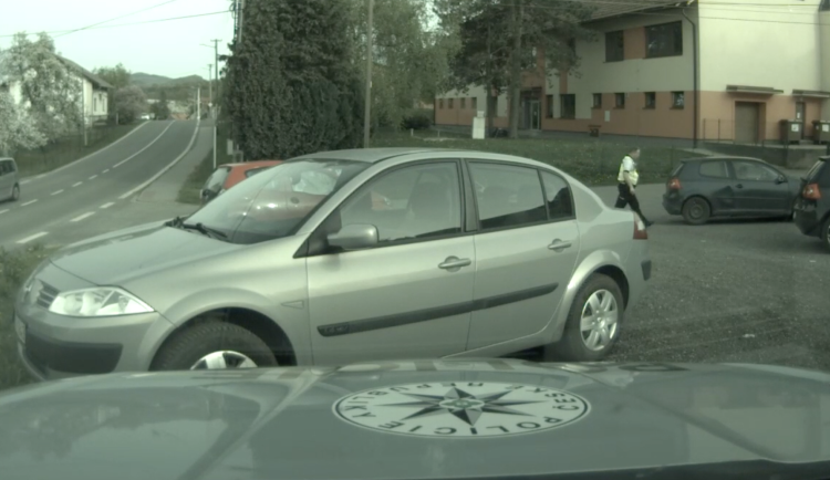 VIDEO: Mladé ženě ujelo nezabrzděné auto. Pohotová hlídka policistů ho po pár metrech zastavila