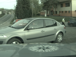 VIDEO: Mladé ženě ujelo nezabrzděné auto. Pohotová hlídka policistů ho po pár metrech zastavila