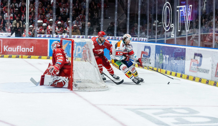 Hokejisté Třince vyhráli první finále extraligy v Pardubicích 2:1.