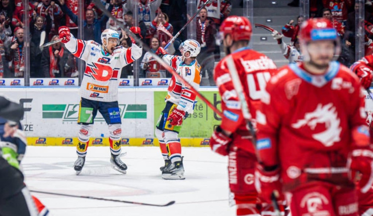 Hokejisté Pardubic porazili Třinec 6:3 a vyrovnali stav finále na 1:1.