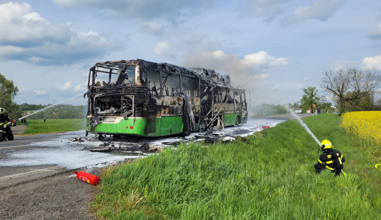 VIDEO, FOTO: Na Frýdecko-Místecku hořel autobus na plyn, škoda je dva miliony korun