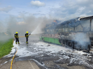 VIDEO, FOTO: Na Frýdecko-Místecku hořel autobus na plyn, škoda je dva miliony korun
