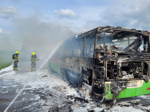 VIDEO, FOTO: Na Frýdecko-Místecku hořel autobus na plyn, škoda je dva miliony korun
