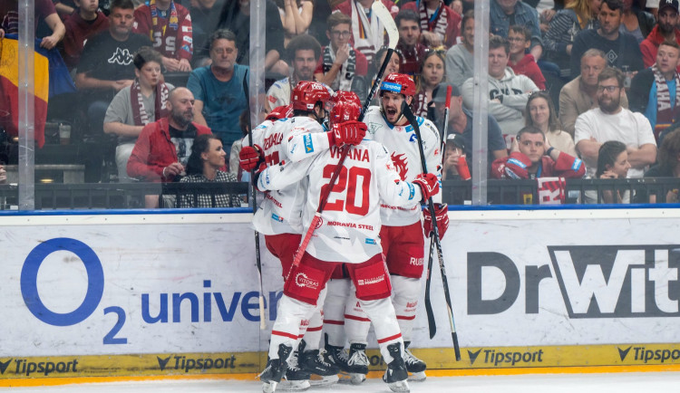 Finále hokejové extraligy se přesouvá do Třince, Oceláři budou už bez Marinčina.