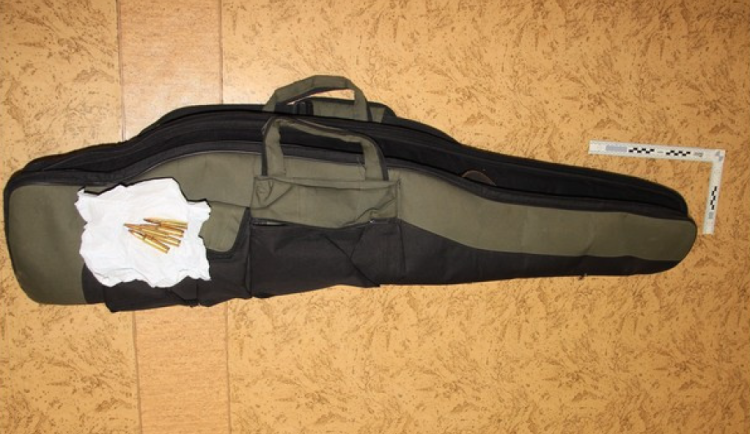 Důchodce zapomněl v Ostravě u auta kulovnici, recidivista ji ukradl a prodal.