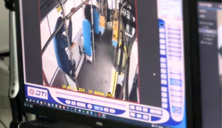 Při noční akci v Ostravě vykázal dopravce z tramvají přes 12 procent cestujících.