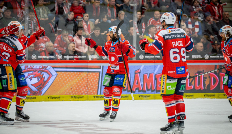 Hokejisté Pardubic vyhráli v Třinci 6:2 a srovnali finále, rozhodly přesilovky.