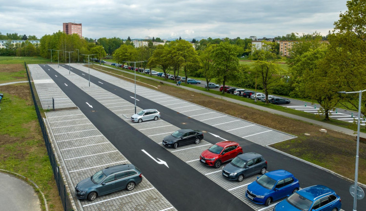 Řidiči v Havířově mohou využívat nové parkoviště u nemocnice se 160 místy.