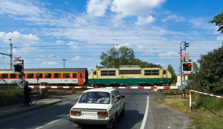 Správa železnic má povolení pro náhradu nebezpečného přejezdu ve Studénce