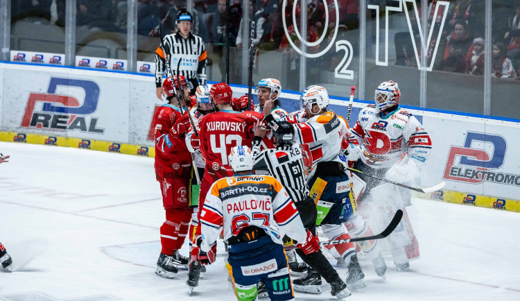 Hokejisté Pardubic porazili potřetí Třinec a v pátek mohou slavit titul.