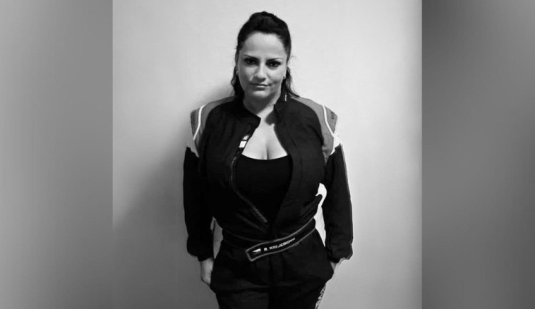 Závodníci chtějí pomoci rodině navigátorky, která zemřela při soutěži. Vybírají peníze na pohřeb.