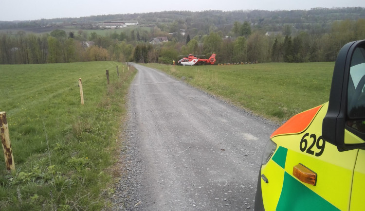Muž spadl z lešení, do nemocnice ho s poraněním páteře transportoval vrtulník