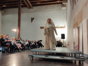 FOTOGALERIE: Netradiční přehlídka historických kostýmů připomněla závažnost rakoviny. Modely se stali sami pacienti