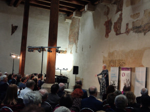 FOTOGALERIE: Netradiční přehlídka historických kostýmů připomněla závažnost rakoviny. Modely se stali sami pacienti