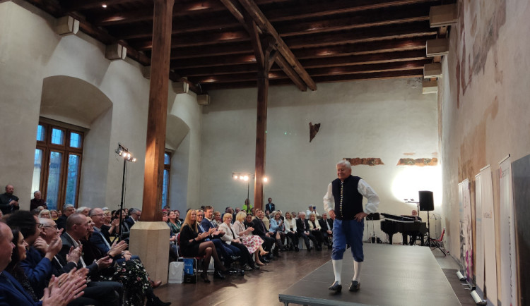 Netradiční přehlídka historických kostýmů připomněla závažnost rakoviny. Modely se stali sami pacienti.