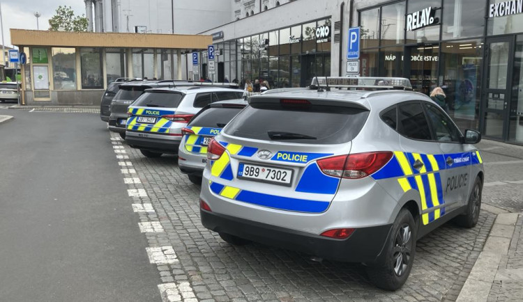 VIDEO: Muž z Brna neukočíroval elektrokoloběžku a skutálel se do řeky. Před utonutím ho zachránili policisté