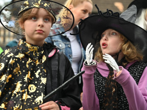 V Ostravě pálili čarodějnici. Lidé oblehli hrad