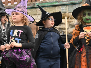 V Ostravě pálili čarodějnici. Lidé oblehli hrad