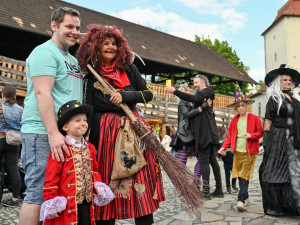 V Ostravě pálili čarodějnici. Lidé oblehli hrad